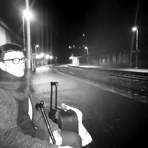 attente en gare la nuit